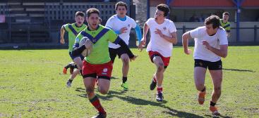 des rugbymen s'affrontent sur le terrain de la coupe de France des IUT au Creusot