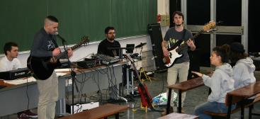 les étudiants du groupe zik'iut jouent du rock dans l'amphithéâtre de l'IUT