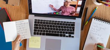 etudiante avec ordinateur cours en ligne