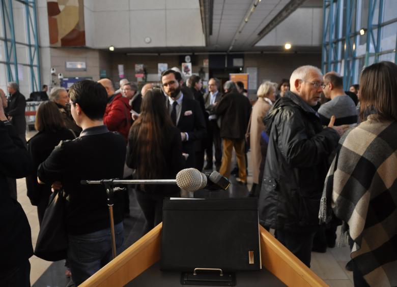 Photo des personnes présentes à l'inauguration dans le hall