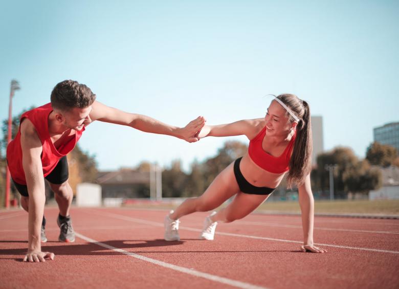 Deux sportifs se saluant sur unepiste