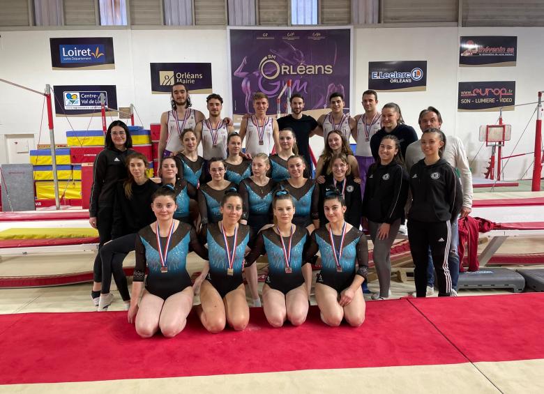 L'équipe de gymnastique artistique posant après les résultats