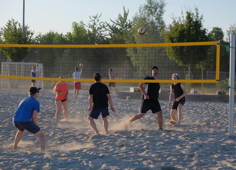 Joueurs jouant au beach volley sur un terrain