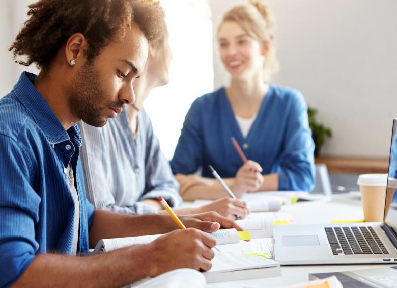 Étudiant concentré