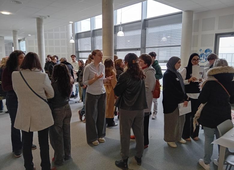 Échange entre les étudiants et les lycéens avec les parents