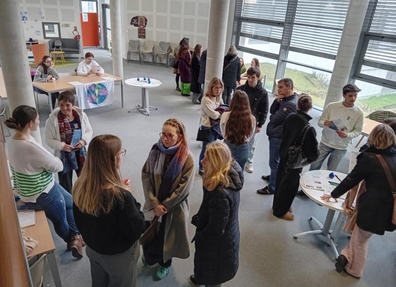 Échange entre les étudiants et les lycéens avec les parents
