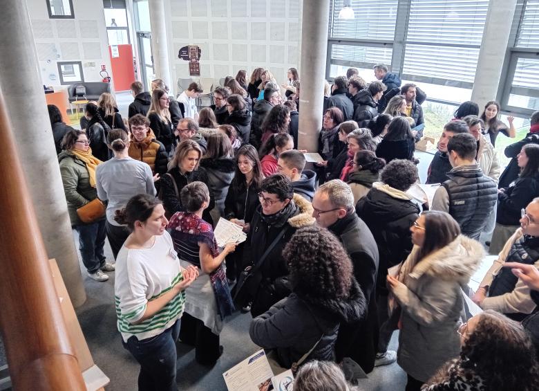 Échange entre les étudiants et les lycéens avec les parents