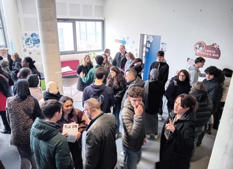 Échange entre les étudiants et les lycéens avec les parents