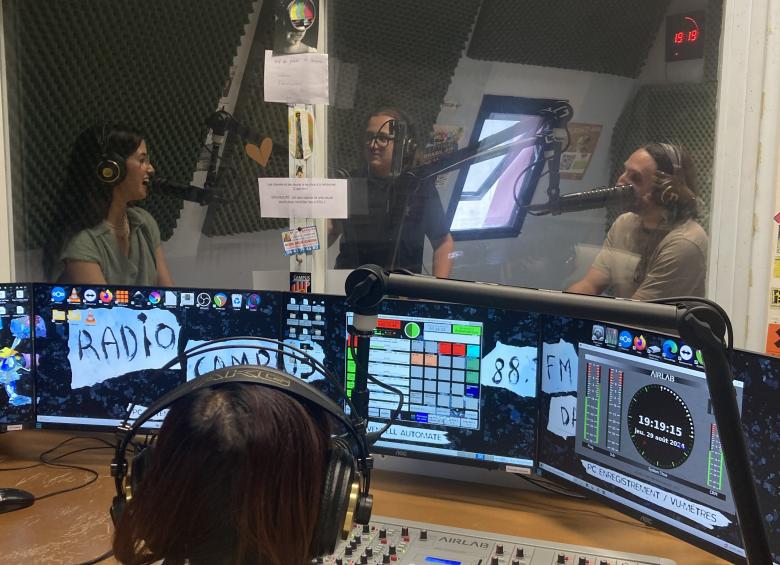 Emission dans le studio de Radio Campus Orléans
