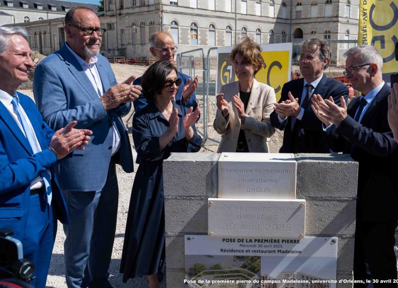 Pose symbolique de la 1ère pierre du campus Orléans centre