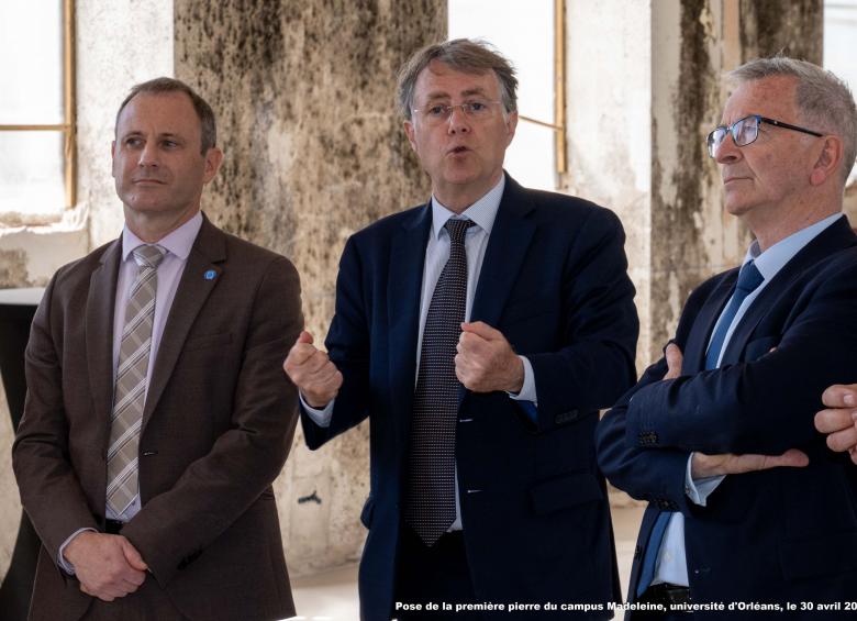 Pose symbolique de la 1ère pierre du campus Orléans centre
