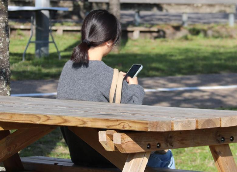Une étudiante sur son smartphone