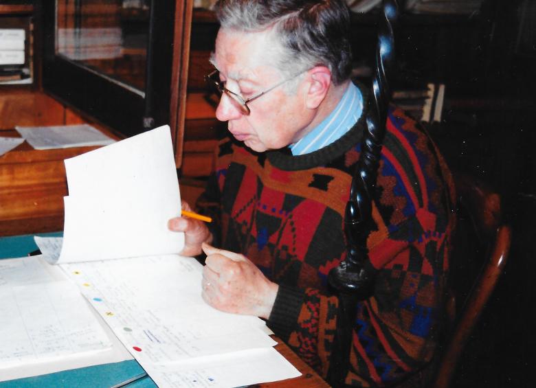 Photo de Jacques Chaurand en train de prendre des notes