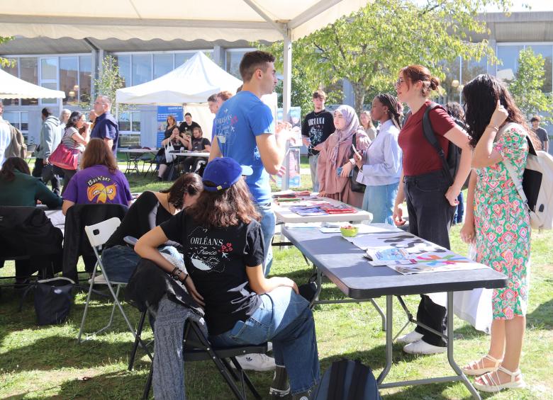 Des stands associatifs étudiants lors du Happy Campus Day en septembre sur le campus de La Source...