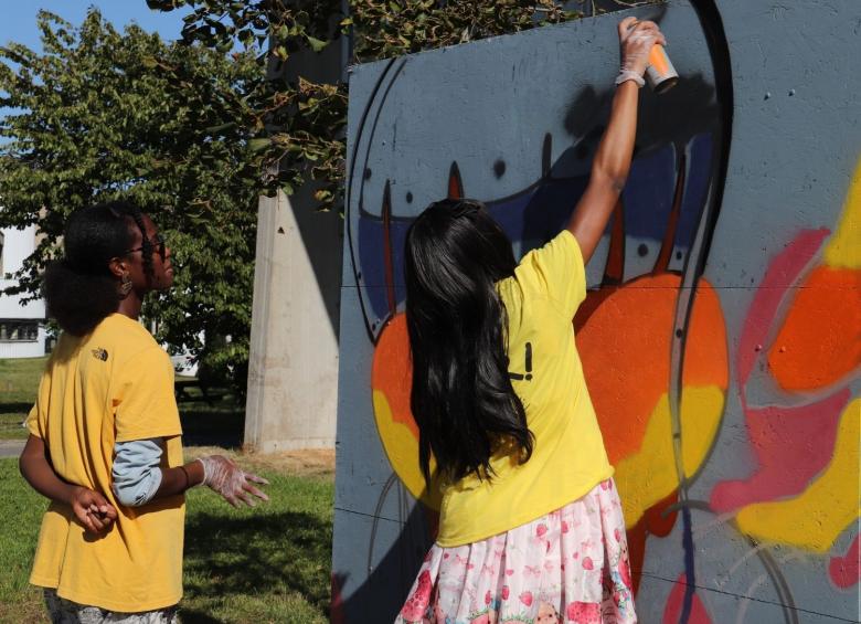 Des étudiantes s'initient au graffiti lors du Happy Campus Day 2025