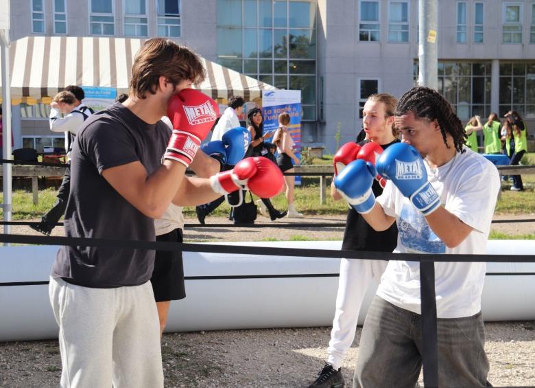 Des étudiants découvrent la boxe lors du Happy Campus Day 2025