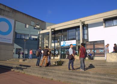 Etudiants devant site Vinci de Polytech Orleans