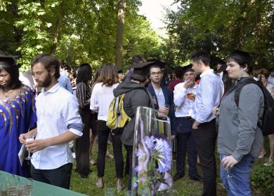 Etudiants autour d'un coktails