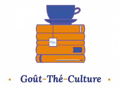 une tasse de thé posée sur une pile de livres (couleurs orange et bleu)