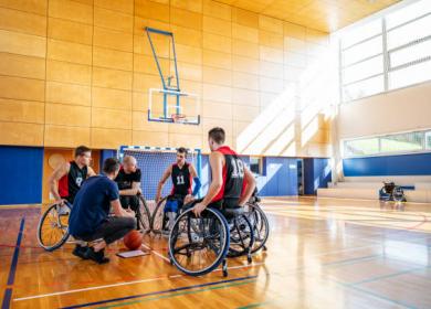 Personnes en fauteuil roulant jouant au basket