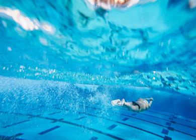 Homme nageant sous l'eau dans une piscine