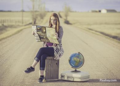 fille sur valise