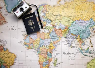 passeport et appareil photo sur carte du monde
