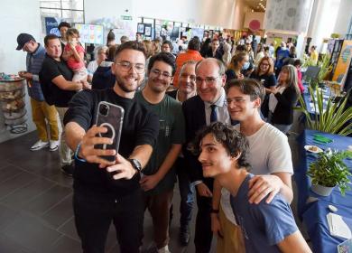Étudiants qui sont pris en photos en train de faire une photo avec Jean Castex