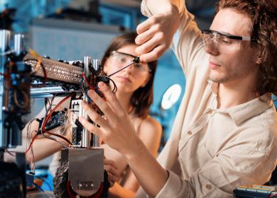 Etudiants en atelier de fabrication