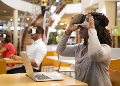 Etudiants utilisant la réalité virtuelle