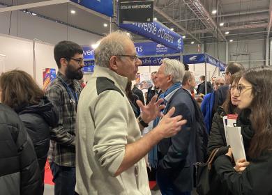 Le directeur du Département de la Formation Médicale donne des explications à une future étudiante en médecine