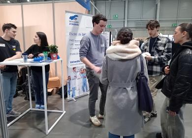 Les étudiants présentent les études en santé à des parents et des collégiens
