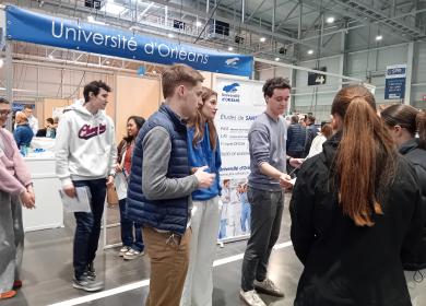 Les étudiants présentent les études en santé à des parents et des collégiens