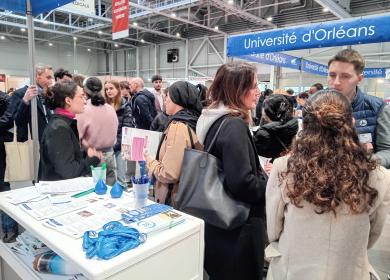 Les étudiants présentent les études en santé à des parents et des collégiens