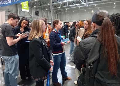 Les étudiants présentent les études en santé à des parents et des collégiens