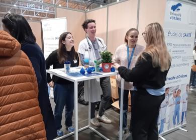 Les étudiants des deux promotions de médecine discutent entre eux en attendant l'arrivée des parents et des collégiens