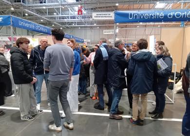 Les étudiants présentent les études en santé à des parents et des collégiens