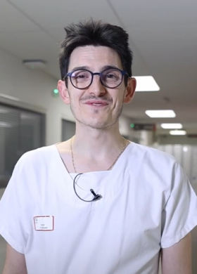 Portrait du docteur Maxime DESGROUAS qui présente les entraînements aux ECOS