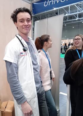 Étudiant en 2ème année avec une blouse et un stethoscope