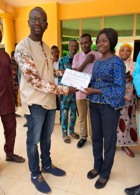 Oumar avec une étudiante