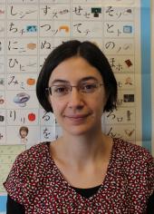 Photo d'Aline Henninger devant le syllabaire japonais - Rémélice