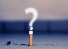 Cigarette avec fumée dessinant un point d'interrogation